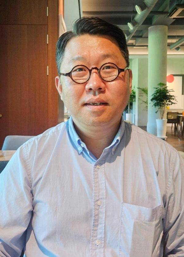 박평순 해운대비치CC 마케팅본부장이 기장군 해운대비치CC 레스트필드 클럽하우스에서 최근 잇따라 개장한 시설을 소개하고 있다.