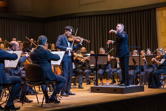 Violinist Yang In-mo and conductor Jonathan Nott perform with the Orchestre de la Suisse Romande on May 8 at Temple du Bas, Neuchaatel, Switzerland. (Lotte Concert Hall)