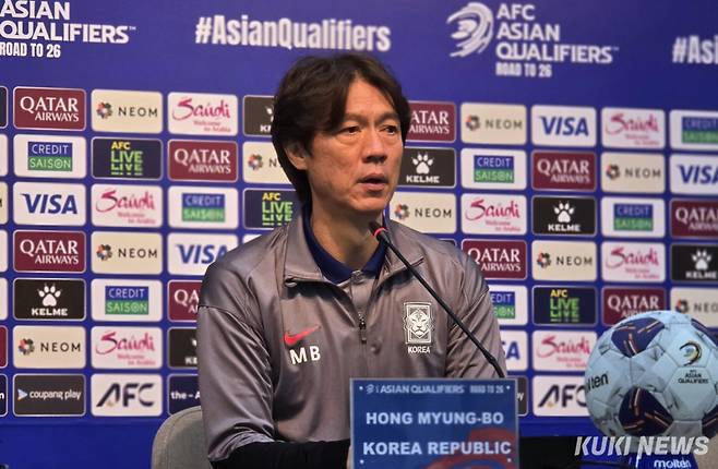 홍명보 감독이 10일 오후 8시 서울월드컵경기장에서 열린 쿠웨이트와 ‘국제축구연맹(FIFA) 북중미 월드컵 아시아 3차 예선’ 조별리그 B조 최종전을 마친 뒤 기자회견에 임하고 있다. 김영건 기자
