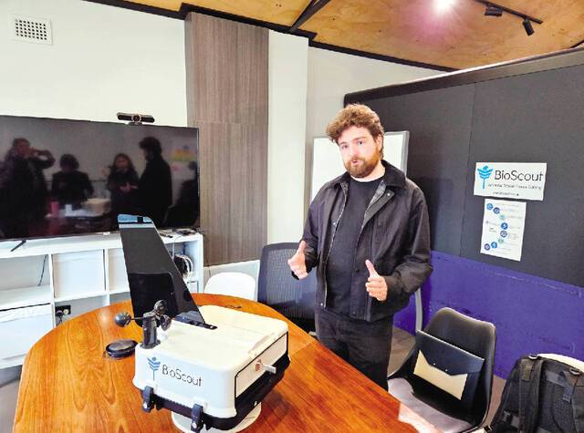 호주 뉴사우스웨일즈주 농업 스타트업 ‘바이오 스카우트’의 인공지능 담당자가 지난달 19일 공기 중 포자를 AI로 분석해 질병을 예방하는 기기에 대해 설명하고 있다.