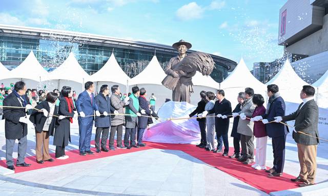지난해 말 동대구역 광장에서 열린 박정희 전 대통령 동상 제막식 모습. 국민일보DB