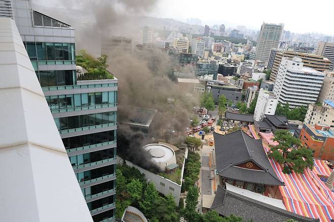 10일 서울 종로구 조계사 옆 불교중앙박물관에서 화재가 발생해 연기가 치솟고 있다. 연합뉴스