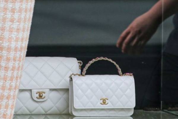 샤넬코리아는 2일부터 일부 제품의 가격을 인상했다. 패션과 파인(고급) 주얼리 평균 조정률은 각각 6%, 4.4% 수준이다. 뉴시스