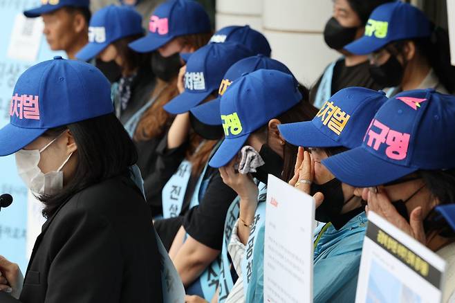 12·29 제주항공 여객기 참사 유가족들이 23일 서울 강서구 김포공항 국내선 청사 앞에서 사고 진상 규명과 책임 있는 자세를 촉구하는 기자회견 도중 오열하고 있다. 연합뉴스