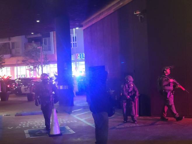 미국 캘리포니아주 로스앤젤레스 다운타운에서 9일(현지시간) 무장한 경찰관들이 한 호텔 입구 앞에 서 있다.