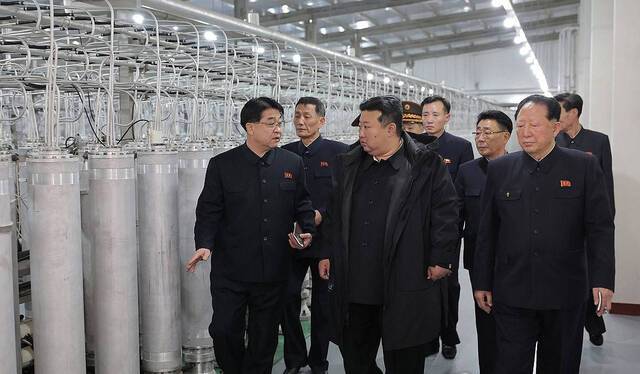 김정은 북한 국무위원장이 핵물질 생산기지와 핵무기연구소를 현지지도했다고 조선중앙통신이 29일 보도했다. 연합뉴스