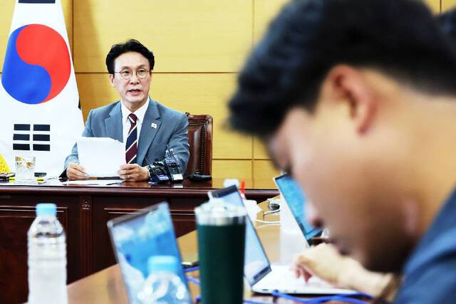 김민석 국무총리 후보자가 10일 서울 종로구 금융감독원 연수원에 마련된 인사청문회 준비단 사무실에서 첫 기자간담회를 진행하고 있다. 김 후보자는 이날 “직장인들이 겪는 점심값 문제 등이 너무나 고통스럽다는 것을 잘 안다”며 적극 대응 의사를 밝혔다. 연합뉴스