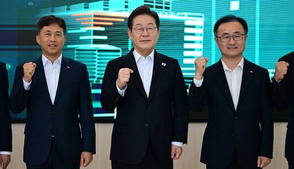 이재명 대통령이 지난 4월28일 이천시 SK하이닉스 이천캠퍼스에서 열린 AI 메모리반도체 기업간담회에서 곽노정 SK하이닉스 CEO 등 참석자들과 함께 기념촬영을 하고 있다. 연합뉴스