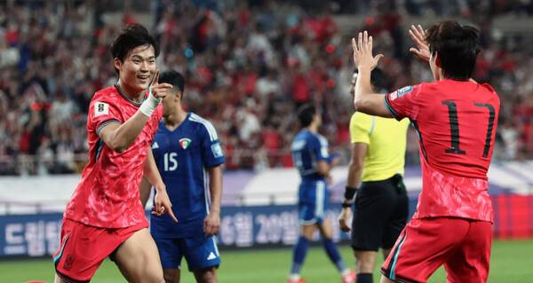 10일 서울월드컵경기장에서 열린 2026 북중미 월드컵 아시아 3차 예선 최종전 쿠웨이트와의 경기서 후반전 한국의 오현규(왼쪽)가 팀 세번째 골을 넣은 뒤 기뻐하고 있다. 연합뉴스