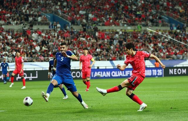 10일 서울월드컵경기장에서 열린 2026 북중미 월드컵 아시아 3차 예선 최종전 쿠웨이트전서 후반 5분 이강인이 왼발 슛으로 두 번째 골을 넣고 있다. 연합뉴스