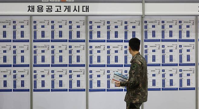 지난 5월 7일 경기도 고양시 킨텍스에서 열린 ‘2025년 국군장병 취업박람회’에 많은 국군장병들이 참여하고 있다. [이충우 기자]