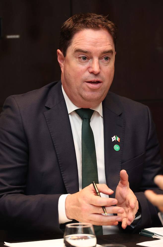 마틴 헤이든 아일랜드 국회의원 겸 농식품해양부 장관이 9일 서울 여의도 콘래드호텔에서 가진 매일경제와의 인터뷰에서 답하고 있다.[한주형 기자]