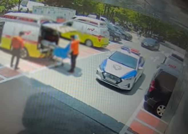 아기 엄마와 아기를 태운 경찰차가 경찰서 출발 3분만에 응급실에 도착했다. [사진 = 유튜브 ‘대한민국 경찰청’]