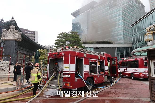 10일 서울 종로구 조계사 옆 불교중앙박물관에서 화재가 발생해 소방관들이 진화작업을 펼치고 있다. 2025.6.10 [한주형 기자]
