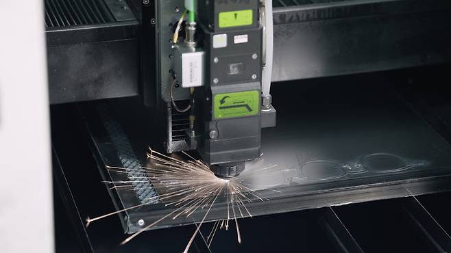 브리즘 인천 검단 공장에서 티타늄 레이저 커팅이 이뤄지고 있다. [사진 = 브리즘]