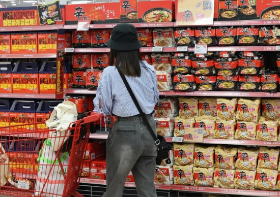 8일 서울 시내 한 대형 마트에 라면이 진열돼 있다. (사진=연합뉴스)