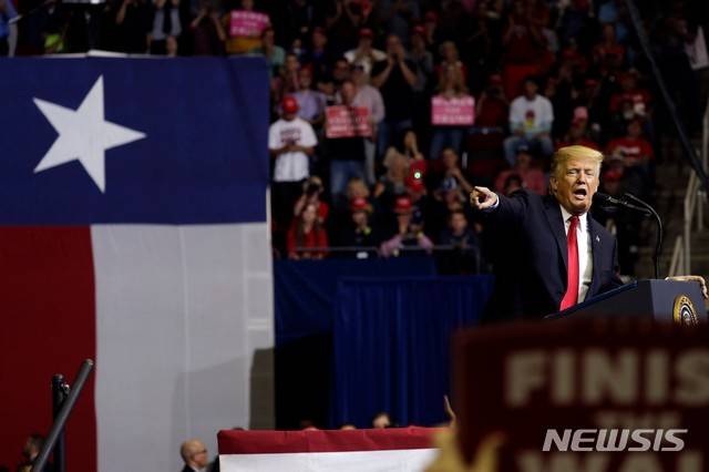 텍사스주 휴스턴을 찾은 도널드 트럼프 대통령. 2018.10.23/AP=뉴시스