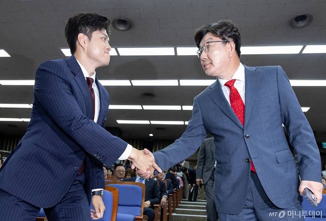 김용태 국민의힘 비상대책위원장(왼쪽)과 사퇴를 표명한 권성동 원내대표가 9일 오후 서울 여의도 국회에서 열린 의원총회에서 악수하고 있다. 2025.6.9/사진=뉴스1 /사진=(서울=뉴스1) 이재명 기자