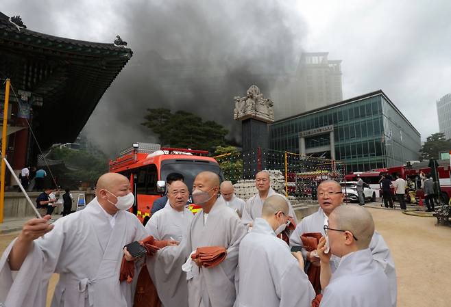 10일 서울 종로구 조계사 한국불교역사문화기념관에서 화재가 발생해 스님들이 이동하고 있다. /사진=뉴시스