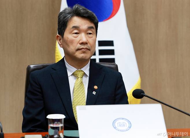 [서울=뉴시스] 고범준 기자 = 이주호 국무총리 직무대행 부총리 겸 교육부 장관이 5일 서울 용산구 대통령실 청사에서 열린 국무회의에 참석하고 있다. 2025.06.05. bjko@newsis.com /사진=고범준