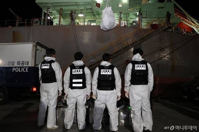 [서울=뉴시스] 동해지방해양경찰청과 서울본부세관은 3일 강릉시 옥계항 마약류 밀반입 사건 관련 합동수사본부를 설치하고 본격적으로 수사를 시작한다고 밝혔다.  사진은 합동수사본부가 지난 2일 강원도 강릉시 옥계항에 입항해 정박 중인 선박에서 코카인 의심 물질을 압수하고 있다. (사진=동해지방해양경찰청 제공) 2025.04.03. photo@newsis.com *재판매 및 DB 금지 /사진=