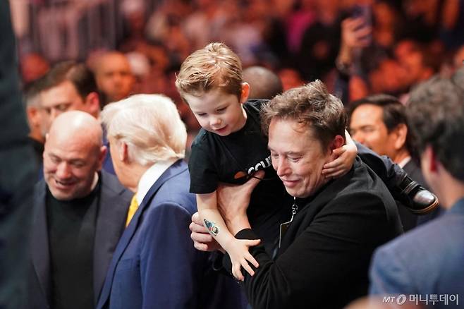 (마이애미 로이터=뉴스1) 우동명 기자 = 일론 머스크 테슬라 CEO와 아들 X가 12일(현지시간) 플로리다주 마이애미 카세야 센터에서 열린 UFC 경기를 관람하기 위해 도널드 트럼프 대통령과 도착을 하고 있다. 2025.04.13  ⓒ 로이터=뉴스1  Copyright (C) 뉴스1. All rights reserved. 무단 전재 및 재배포,  AI학습 이용 금지. /사진=(마이애미 로이터=뉴스1) 우동명 기자