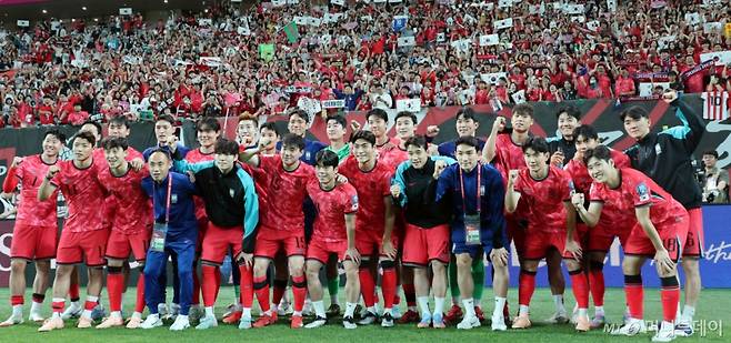 주장 손흥민과 선수들이 10일 서울월드컵경기장에서 북중미월드컵 최종예선 마지막 경기인 쿠웨이트전에서 승리한 후 월드컵11연속 본선진출을 축하하며 붉은악마를 배경으로 기념촬영을 하고 있다. 2025.06.10. /사진=강영조 cameratalks@