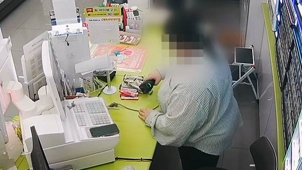 제주도에서 편의점을 운영하는 부부가 경력직 아르바이트를 채용했다가 금전적 피해를 보았다고 토로했다. 사진은 1800만원을 훔친 편의점 아르바이트생의 모습. /사진=JTBC '사건반장' 캡처