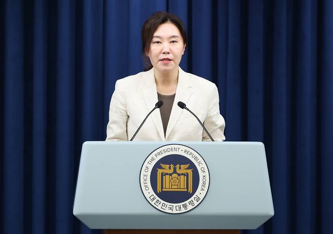 대통령실이 "장·차관 및 공공기관장 등 대통령이 임명할 수 있는 주요 공직에 대해 인사추천제를 실시한다"고 전했다. 사진은 강유정 대통령실 대변인이 10일 서울 용산구 대통령실 청사에서 국민추천제 관련 브리핑을 하고 있는 모습. /사진=뉴스1
