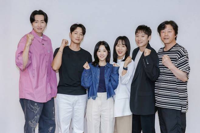 배우 박보영·김성철·이현욱 등이 출연하는 디즈니+ 새 시리즈 '골드랜드'가 공개를 앞두고 있다. 사진은 배우 박보영(가운데)을 포함한 골드랜드 출연진 이미지. /사진=디즈니플러스 제공