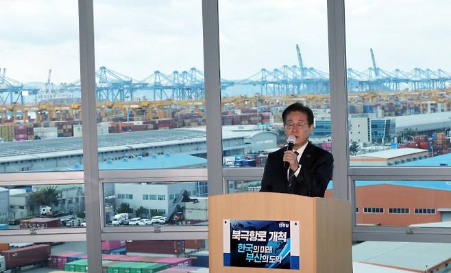 '해양 전문 인력 육성·지원'과 함께 북극항로를 개척하겠다는 이재명 대통령의 후보 시절 공약이 실현될 수 있을지 주목된다. 사진은 이 대통령이 더불어민주당 당대표 시절이던 지난 3월 부산항만공사 부산신항지사 부산항 홍보관을 방문해 부산시와 부산항만공사의 부산신항 활성화 및 북극항로 개척 추진상황에 대한 설명을 듣고 관련 발언을 하던 모습. /사진=뉴시스