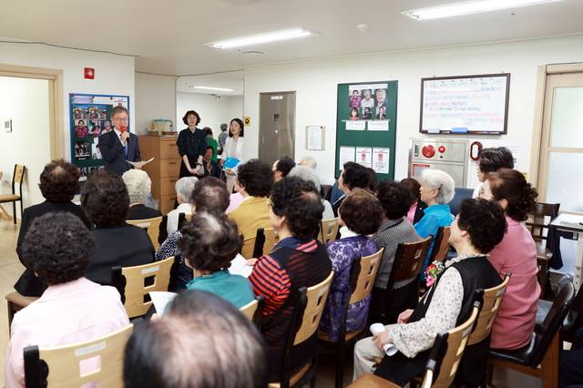 장인홍 구로구청장이 지난 5월 경로당에 방문해 어르신들과 함께 이야기를 나누고 있다. 구로구청 제공