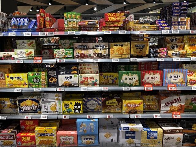 한 마트에 진열된 과자들. 한국의 과자는 시대의 입맛과 문화 변화를 고스란히 담고 있다.