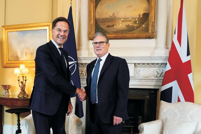 나토 총장·영국 총리 악수  : 마르크 뤼터(왼쪽) 나토(북대서양조약기구) 사무총장과 키어 스타머 영국 총리가 9일 런던 다우닝가 10번지 총리 관저에서 나토 회원국 방위비 인상 계획 등을 논의한 뒤 악수하고 있다. AP 연합뉴스
