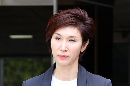 노소영 아트센터 나비 관장이 지난해 4월 서울 서초구 서울고등법원에서 열린 이혼소송 항소심 2차 변론을 마친 뒤 법원을 나서고 있다. 뉴시스