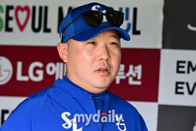 31일 서울 잠실야구장에서 열린 '2025 신한 SOL BANK KBO리그' 삼성 라이온즈와 LG 트윈스 경기. 삼성 박진만 감독이 경기 전 취재진과 인터뷰를 하고 있다./마이데일리