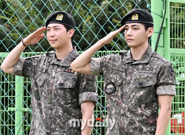 방탄소년단 RM과 뷔 / 사진 = 송일섭 기자(andlyu@mydaily.co.kr)