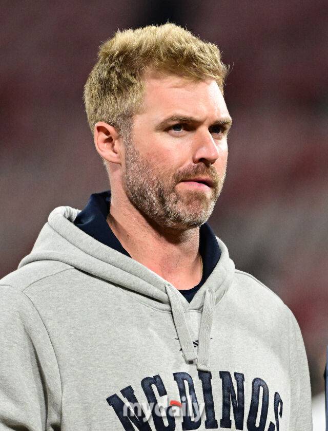 2025년 4월 9일 오후 경기도 수원KT위즈파크에서 진행된 '2025 신한 SOL뱅크 KBO 리그' NC 다이노스와 KT 위즈의 경기. NC 데이비슨이 1-4로 패한 뒤 아쉬워하고 있다./마이데일리