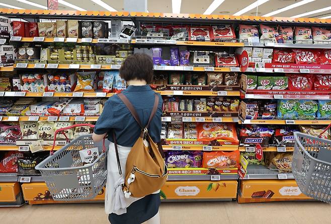 8일 서울 시내 한 대형 마트에 초콜릿이 진열돼 있다. 8일 통계청 국가통계포털(KOSIS)에 따르면 지난달 가공식품 73개 품목 가운데 계엄사태 직전인 지난해 11월 대비 물가지수가 상승한 품목은 52개로 전체의 71.2%를 차지한다. 초콜릿은 10.4% 치솟았고 커피는 8.2% 상승했다. 양념 소스와 식초, 젓갈은 7% 넘게 올랐다. [연합]