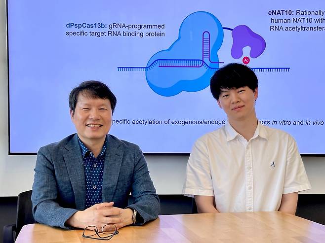 KAIST 생명과학과 허원도(왼쪽) 교수와 유지환 박사과정.[KAIST 제공]