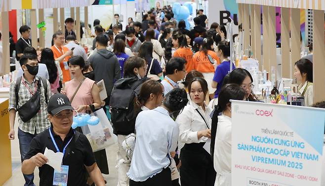5일(현지시간) 베트남 호치민 SECC 전시장에서 열린 ‘2025 베트남 국제 프리미엄 소비재전’을 찾은 현지 관람객들이 전시장을 둘러보고 있다. 사진공동취재단