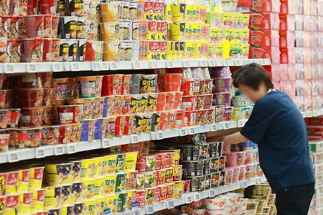 서울의 한 대형마트 라면 판매대. [연합]