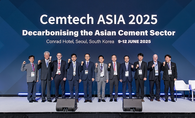 시멘트협회가 10일 주최한 ‘셈텍 아시아(Cemtech Asia) 2025’에서 주요 참석자들이 기념촬영을 하고 있다. (왼쪽부터) 윤종석 한국세라믹기술원장, 이창기 한국시멘트협회 부회장, 토마스 암스트롱 인터내셔널 시멘트 리뷰 편집장(회장) 겸 셈텍 아시아 총괄책임자, 삼표시멘트 이원진 대표, 산업통상자원부 이승렬 산업정책실장, 한국시멘트협회 전근식  회장, 성신양회 한인호 대표, 쌍용C&E 이현준 대표, 삼표시멘트 배동환대표, 토니 하들리 THAA Ltd 대표, 한국시멘트협회 김의철 기술개발실장. [시멘트협회 제공]