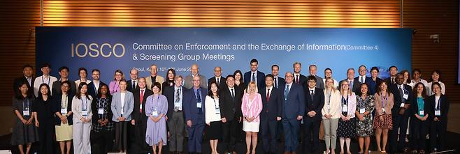 10일 개최된 국제증권감독기구(IOSCO) C4/SG 회의에서 참석자들이 기념촬영을 하고있다. [금융감독원 제공]