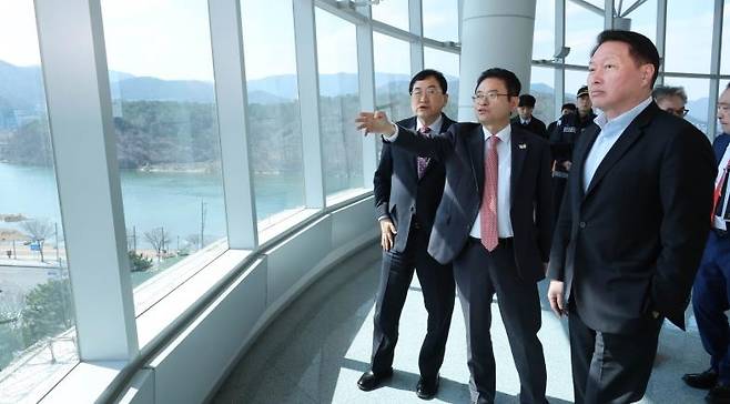 최태원 대한상공회의소 회장이 지난 3월 경주를 방문해 APEC 경제인 행사 준비 상황을 점검하는 모습. [대한상의 제공]