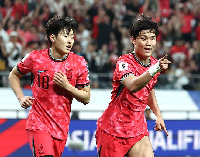 오현규(오른쪽)가 10일 서울월드컵경기장에서 열린 2026 북중미 월드컵 아시아 3차 예선 최종전 쿠웨이트전서 2경기 연속골을 터뜨린 뒤 기뻐하고 있다. 왼쪽은 이날 두번째 골을 성공시킨 이강인  [연합]