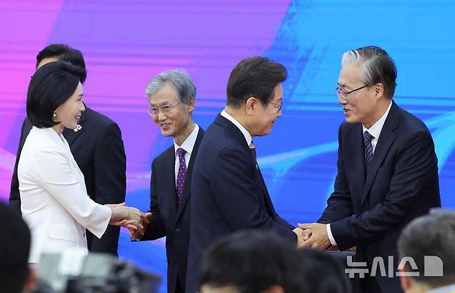 [서울=뉴시스] 국회사진기자단 = 이재명 대통령이 지난 4일 서울 여의도 국회 로텐더홀에서 열린 제21대 대통령 취임선서식을 마친 뒤 김형두 헌법재판소장 권한대행과 인사하고 있다. 왼쪽부터 김혜경 여사, 조희대 대법원장, 이 대통령, 김 헌재소장 권한대행. 2025.06.10. photo@newsis.com