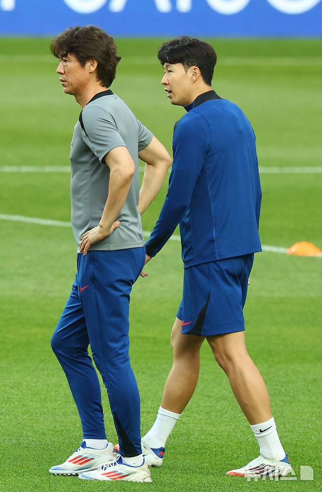 [서울=뉴시스] 박주성 기자 = 지난 9일 서울 마포구 서울월드컵경기장에서 대한민국 축구대표팀 홍명보(왼쪽) 감독이 내일 있을 2026 국제축구연맹(FIFA) 북중미 월드컵 아시아 3차 예선 조별리그 B조 10차전 쿠웨이트전을 대비해 훈련 중 손흥민과 이야기를 나누고 있다. 2025.06.09. park7691@newsis.com