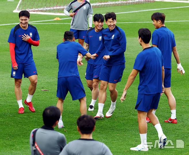 [서울=뉴시스] 박주성 기자 = 지난 9일 서울 마포구 서울월드컵경기장에서 대한민국 축구대표팀 손흥민과 선수들이 내일 있을 2026 국제축구연맹(FIFA) 북중미 월드컵 아시아 3차 예선 조별리그 B조 10차전 쿠웨이트전을 대비해 훈련을 하고 있다. 2025.06.09. park7691@newsis.com