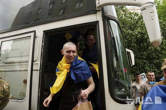 [체르느히우=AP/뉴시스] 9일(현지 시간) 우크라이나 체르느히우에서 러시아와의 포로 교환으로 석방된 한 우크라이나 군인이 버스에서 내리며 감격에 겨운 듯 눈물을 흘리고 있다. 러시아와 우크라이나가 25세 미만과 중상자 포로를 교환했다. 2025.06.10.